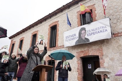 La hermana de Esther López, Inés, muestra la fotografía de su hermana durante el acto de este domingo.- ICAL