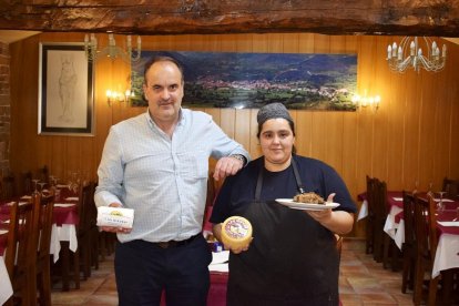 Julio y Carina, con algunos de los productos que se degustan en La Mantequería.-