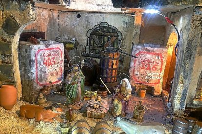 Barricas, depósitos de hormigón y uvas, decoran el pesebre del Niño Jesús.-EL MUNDO