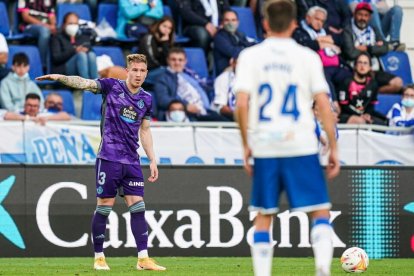 Raúl Carnero bota la falta que da origen al gol de Javi Sánchez en Tenerife. / RV / I. SOLA