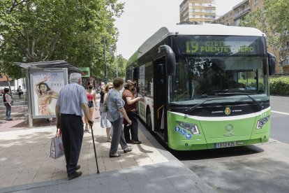 Pasajeros suben a un autobús de Auvasa. -J. M. LOSTAU