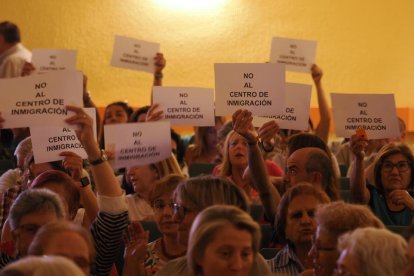 Vecinos de Las Delicias en la reunión sobre el centro de refugiados de esta semana. PHOTOGENIC