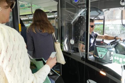 Vuelve el pago en metálico a los autobuses de Auvasa. J. M. LOSTAU