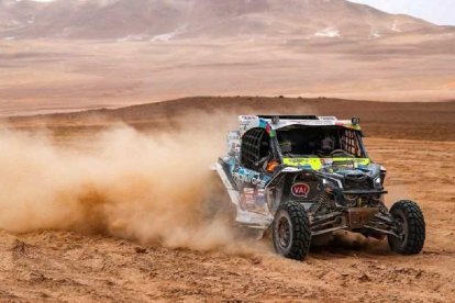 Roberto Carranza y Juan Carlos Fernández, en la sexta etapa del Dakar.-VINICIUS BRANCA / PHOTOSDAKAR.COM