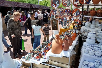 Expositores de la Feria de Artesanía, instalados en la Plaza Mayor de la Hispanidad en una anterior edición.-S. G. C.