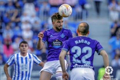 Monchu cabecea en el duelo en Málaga. / LA LIGA