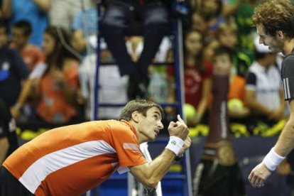 Tommy Robredo bromea con Andy Murray haciéndole una peineta tras perder contra el escocés en la final del torneo de Valencia.-Foto: MIGUEL LORENZO