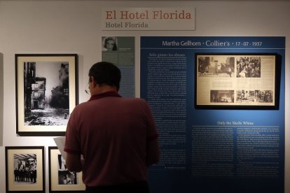 Un hombre se detiene ante las imágenes y crónicas de la muestra. | R. CACHO -ICAL