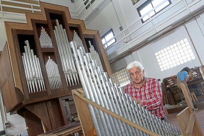 El maestro organero Federico Acitores muestra uno de los órganos en el que está trabajando.-BRÁGIMO