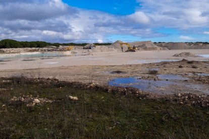 Cantera a cielo abierto de la empresa Alquiler de Hormigoneras Valladolid para extraer cal en El Canalizo, en el término municipal de San Miguel del Arroyo en Valladolid. - ICAL