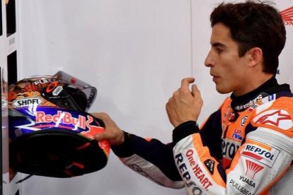 Marc Márquez (Honda) se prepara, en su boxe de Motegi, para lograr su ’pole’ nº 90.-AFP / TOSHIFUMI KITAMURA