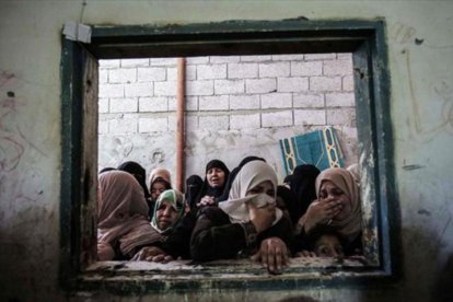 Familiares de Ibrahim Abu Shaer, abatido por los israelís el viernes en la frontera de Gaza, en su funeral, el sábado.-/ AFP / SAID KHATIB