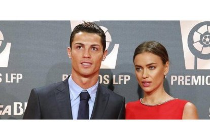 El delantero portugués del Real Madrid, Cristiano Ronaldo, acompañado por la modelo Irina Shayk, a su llegada a la gala de entrega de los Premios LFP, en el auditorio Príncipe Felipe de Madrid, el pasado 27 de octubre del 2014.-Foto: EFE / ALBERTO MARTÍN