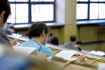 Alumnos del máster de Relaciones Internacionales de la UVAen un examen.-E. M.