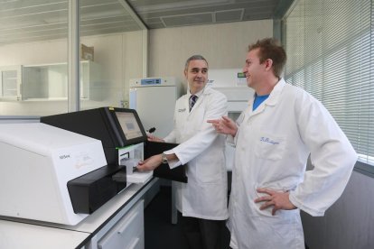 Dos investigadores del Área de Microbiología de la Universidad de Burgos.-RAÚL G. OCHOA