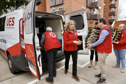 La Escuela Internacional de Cocina de la Cámara de Valladolid entrega 50 roscones solidarios a favor de la Cruz Roja en Valladolid para acompañar a las personas sin hogar en el Día de Reyes. En la imagen la Presidenta de Cruz Roja en Castilla y León, Rosa Urbón- ICAL