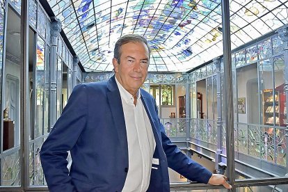 Pedro Pérez Castro, en una de las estancias del Museo de Art Nouveau y Art Déco en la Casa Lis, en Salamanca.-ARGICOMUNICACIÓN