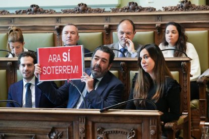 El concejal Gutiérrez Alberca muestra un cartel del soterramiento en catalán.- J. M. LOSTAU