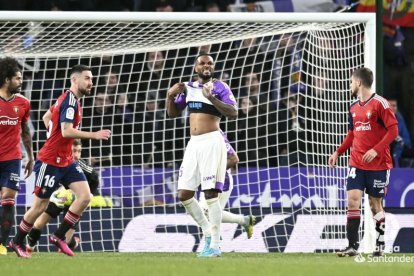 Cyle Larin lamenta el remate flojo en la última jugada del partido. / LA LIGA