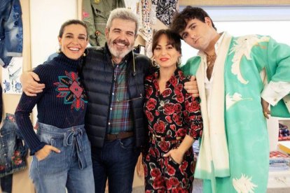 Raquel Sánchez Silva, Lorenzo Caprile, María Escoté y Palomo Spain, en el taller de Desigual, este domingo, en Maestros de la costura.-RTVE