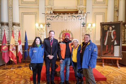 Óscar Puente oficia una boda motera durante Pingüinos 2023 en el Ayuntamiento de Valladolid.- TWITTER ÓSCAR PUENTE
