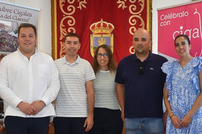 Foto de familia de todos los premiados en el IV Concurso fotográfico del envero en Cigales. E. M.