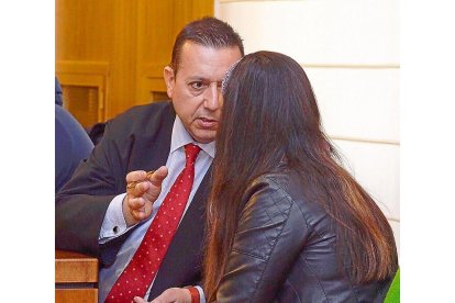 Davinia habla ayer con su abogado, Juan Victorio Serrano, en el juicio.-EFE