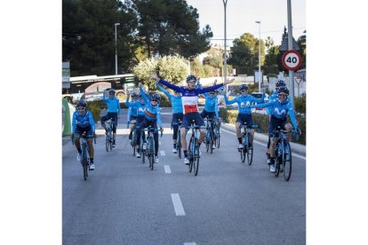 Las corredoras del Movistar, durante la concentración que llevaron a cabo en la localidad alicantina de Calp.-MIGUEL LORENZO
