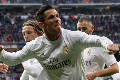El delantero portugués del Real Madrid Cristiano Ronaldo celebra su segundo gol ante la Real Sociedad, durante el partido de la decimoséptima jornada de liga de Primera División disputado esta tarde en el estadio Santiago Bernabéu.-EFE/ALVARADO