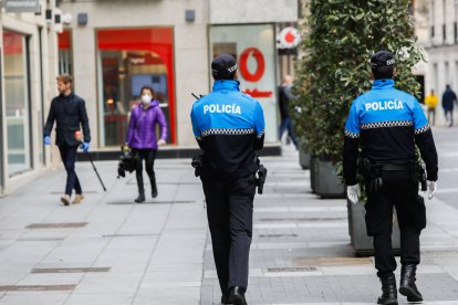 Agentes de la Policía Municipal de patrulla por la calle. | E. M.