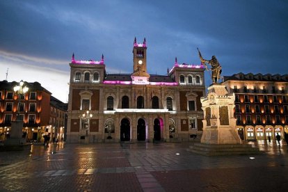 El Ayuntamiento iluminado con los colores del Real Valladolid. | E. M.