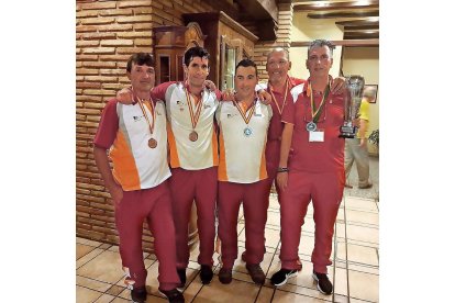 De izquierda a derecha, Alfonso Mazuelas, Bruno Coca, Miguel Codeseira, Miguel Ángel García y el presidente, Carlos Campelo.-L. FUENTE