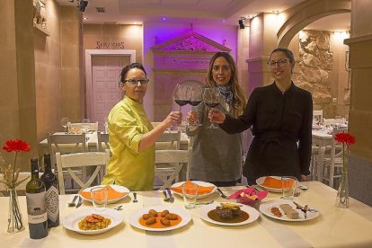 De izquierda a derecha Teresa Gallego, Ana Alonso y Leticia Sánchez en la sala del restaurante.-M.D.