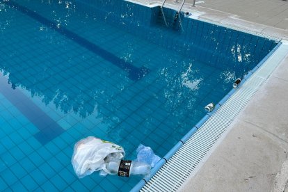 Basura en una piscina municipal de Laguna de Duero. -AYUNTAMIENTO LAGUNA