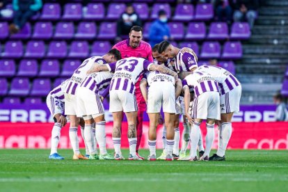 Piña del once inicial ante el Fuenlabrada. I SOLA / RV