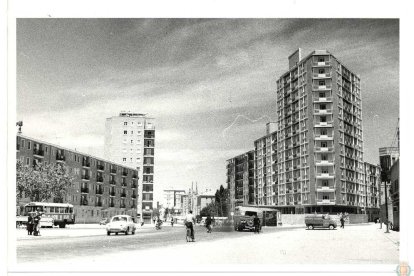 IMAGEN DEL PASEO ZORRILLA, A LA ALTURA DEL ANTIGUO MATADERO, CON TRÁFICO DE COCHES Y BICICLETAS