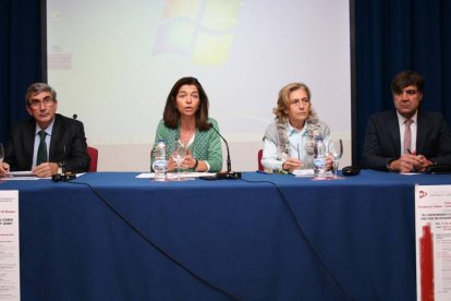 Celebración del Foro de Debate 'El patrimonio cultural inmaterial como factor de desarrollo en Castilla y León', (I a D) El vicepresidente primero de la Fundación Villalar, Fernando Rodríguez Porres; la vicerrectora de Internacionalización y Cooperación, -Ical