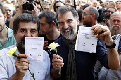 El presidente de la Asamblea Nacional Catalana (ANC), Jordi Sanchez, y el d Òmnium Cultural, Jordi Cuixart, muestran papeletas del referendum del 1-O en Barcelona.-EFE / ALEJANDRO GARCÍA