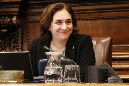 La alcaldesa Ada Colau, en el inicio del pleno de este viernes.-ALEIX FREIXAS / ACN