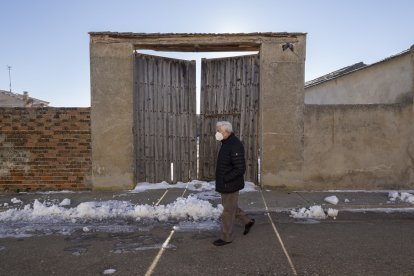Arriba, Benjamín y Josefina conversan a las puertas de la casa de ésta. En la imagen principal, el alcalde de Aguasal, José Nieto. PABLO REQUEJO / PHOTOGENIC