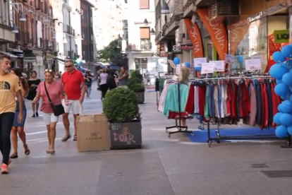 El comercio de Valladolid vende su stock en la calle.- PHOTOGENIC