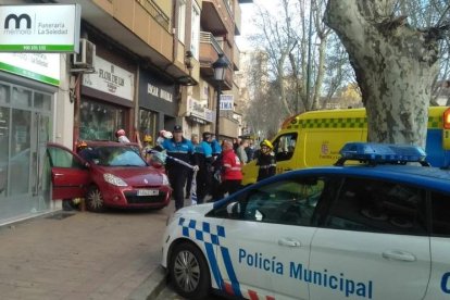 Vehículo empotrado en la fachada del comercio.-POLICÍA VALLADOLID