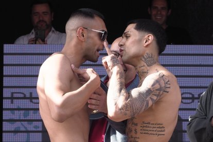 Alex Rat y Salvi Jiménez, en el careo y pesaje antes del combate. / PHOTOGENIC