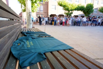 Concentración de vecinos de Santovenia de Pisuerga para reclamar el fin de la violencia y mostrar su apoyo a la Guardia Civil. ICAL