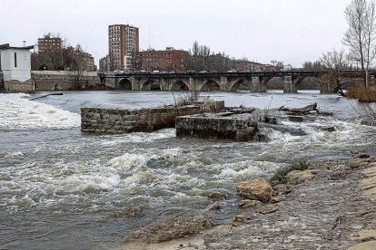 Crecida del Río Pisuerga ayer a su paso por Valladolid, al inicio de la Playa de las Moreras, junto a los restos de Las Aceñas.-PABLO REQUEJO