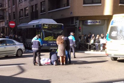 La mujer tendida en el suelo en el cruce entre las calles Labradores y Acibelas-Ical