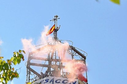 Imagen de la colocación de la bandera el pasado año.-E.M.