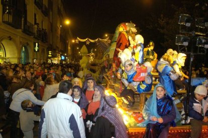 Carroza de la cabalgata de Reyes a su paso por la calle Ferrari-Carlos Espeso