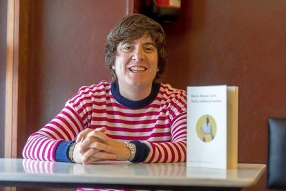 María Monjas Carro, en El Largo Adiós, junto a su poemario.-PABLO REQUEJO