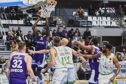 Belemene lanza a canasta en el partido jugado en la primera vuelta en Castellón. / EL MUNDO